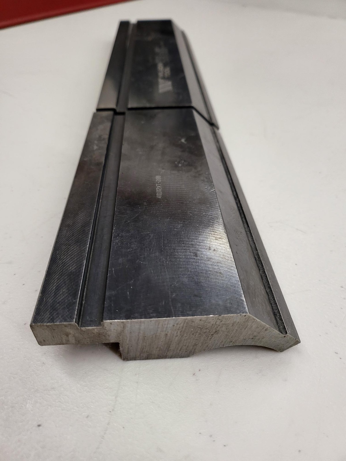 Press Brake Tooling Wilson 40102XT at 30.75″ Sectionalized 2 Pcs – DAMAGED