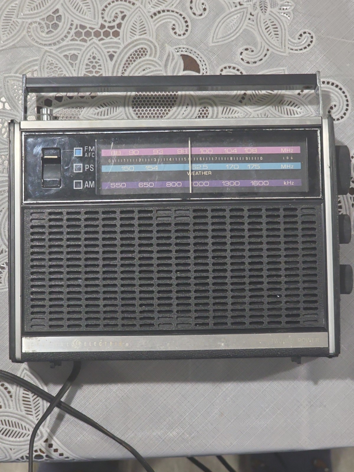 Vintage General Electric Portable AM/FM Radio model 7-2660D / Tested