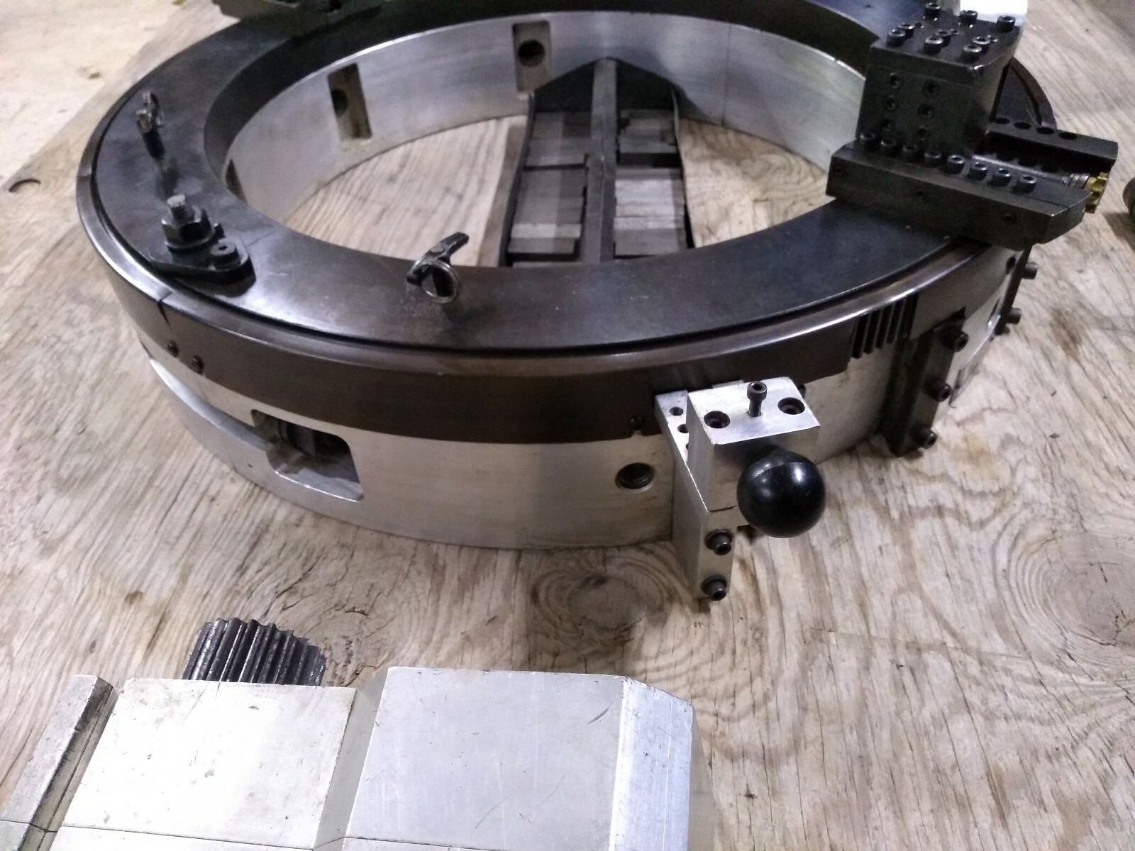 MACTECH 820 US Clamshell Pipe Lathe Split Frame 16 – 20 in w/ Hydraulic Motor
